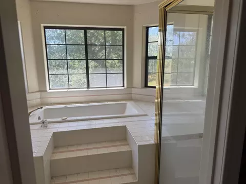 Bath - 22600 Sunrise Ct, Tehachapi, CA 93561 photo 3 of 5