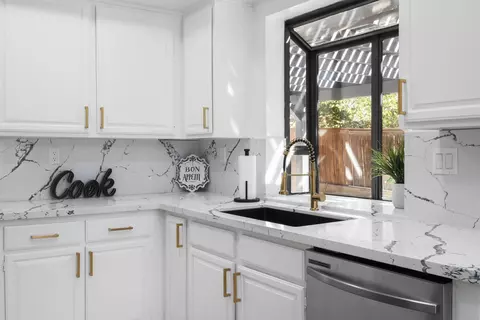 Kitchen - 2012 Comstock Ct, Palmdale, CA 93551 photo 4 of 5