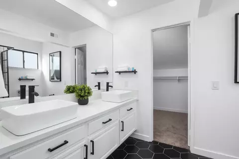 Bath - 2012 Comstock Ct, Palmdale, CA 93551 photo 3 of 6