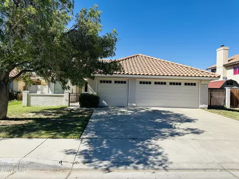 Exterior - 1031 Ave J 3 E, Lancaster, CA 93535 photo 2 of 4