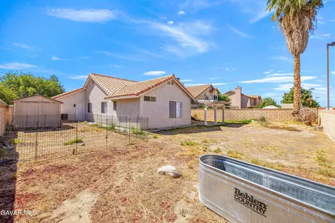 Exterior - 1031 Ave J 3 E, Lancaster, CA 93535 photo 3 of 4