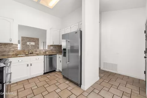 Entry Way - 1031 Ave J 3 E, Lancaster, CA 93535 photo 1 of 1