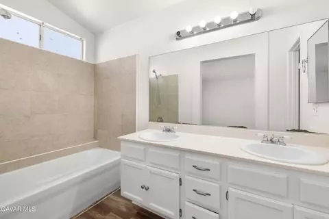 Bath - 1031 Ave J 3 E, Lancaster, CA 93535 photo 2 of 2