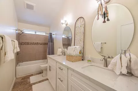 Bath - 5340 Gardendale Ln, Palmdale, CA 93551 photo 2 of 4