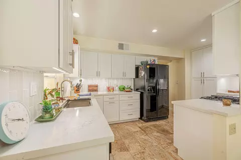 Kitchen - 5340 Gardendale Ln, Palmdale, CA 93551 photo 4 of 4