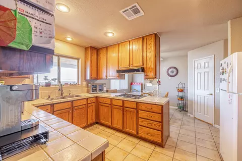 Kitchen - 50314 255th St W, Lancaster, CA 93536 photo 2 of 4