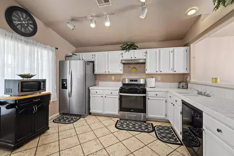 36903 Firethorn St, Palmdale, CA 93550 photo 9