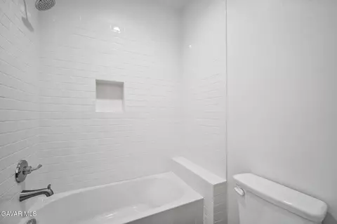 Bath - 39635 Nicholas Ct, Palmdale, CA 93551 photo 4 of 4