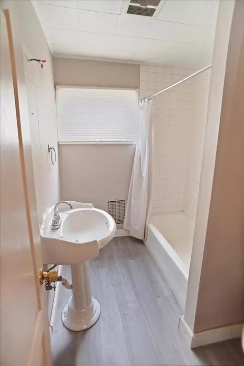 Bath - 44037 Heaton Ave, Lancaster, CA 93534 photo 2 of 2