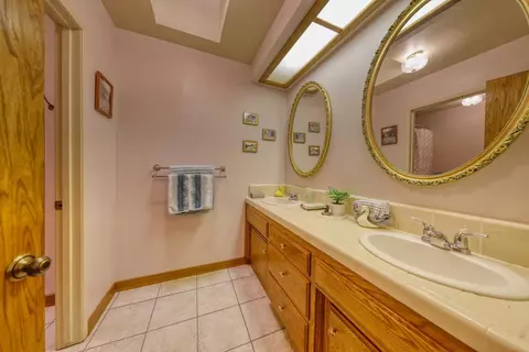 Bath - 29948 Greenwater Dr, Tehachapi, CA 93561 photo 4 of 5