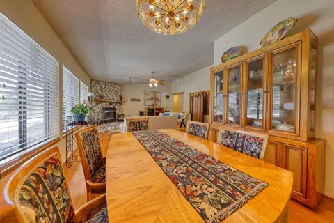 Dining - 29948 Greenwater Dr, Tehachapi, CA 93561 photo 3 of 4