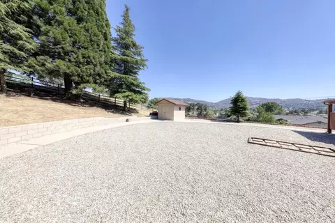 Exterior - 29948 Greenwater Dr, Tehachapi, CA 93561 photo 5 of 7