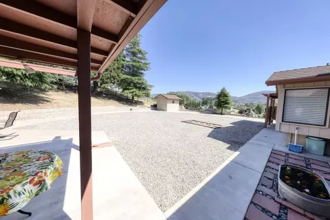 Exterior - 29948 Greenwater Dr, Tehachapi, CA 93561 photo 4 of 7