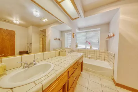 Bath - 29948 Greenwater Dr, Tehachapi, CA 93561 photo 1 of 5