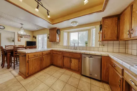 Kitchen - 29948 Greenwater Dr, Tehachapi, CA 93561 photo 2 of 3