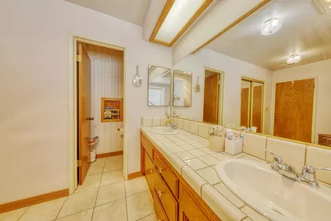 Bath - 29948 Greenwater Dr, Tehachapi, CA 93561 photo 2 of 5
