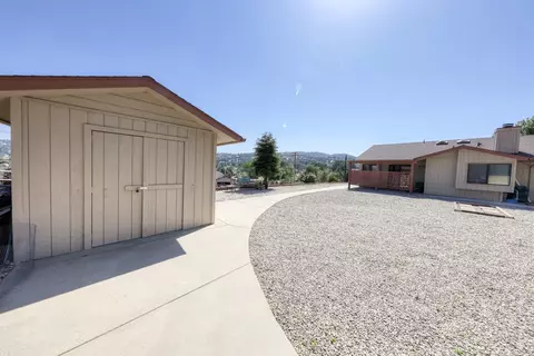 Exterior - 29948 Greenwater Dr, Tehachapi, CA 93561 photo 6 of 7