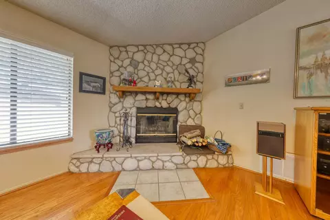 Living - 29948 Greenwater Dr, Tehachapi, CA 93561 photo 2 of 2