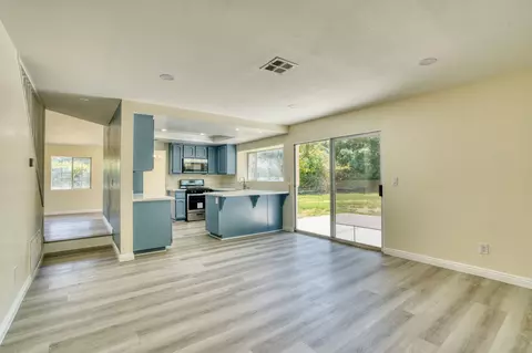 Living - 44031 Mallow Ct, Lancaster, CA 93535 photo 5 of 5