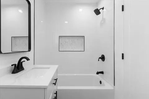 Bath - 2152 Q5 E, Palmdale, CA 93550 photo 2 of 2