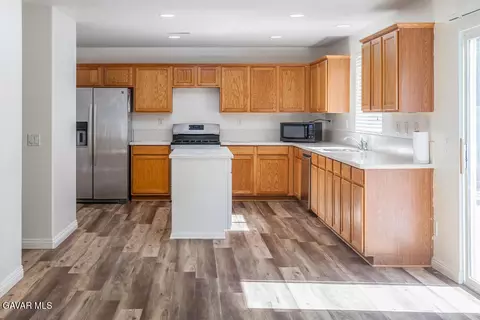 Kitchen - 45704 Barham Ave, Lancaster, CA 93534 photo 1 of 2