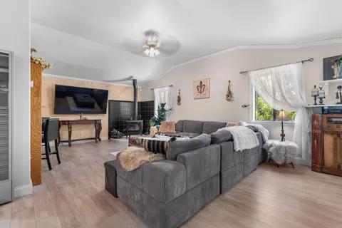 Living - 22428 Highline Rd, Tehachapi, CA 93561 photo 2 of 3