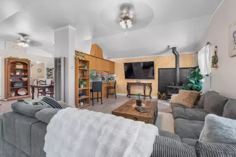 Living - 22428 Highline Rd, Tehachapi, CA 93561 photo 3 of 3