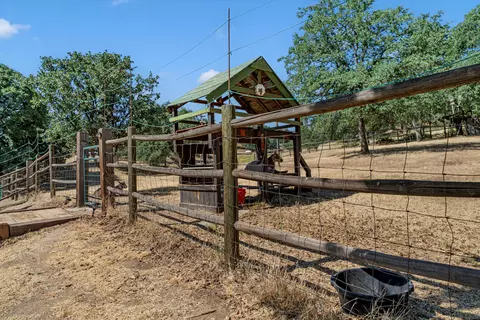 Exterior - 21313 Carriage Dr, Tehachapi, CA 93561 photo 10 of 11