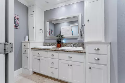 Bath - 21313 Carriage Dr, Tehachapi, CA 93561 photo 2 of 3