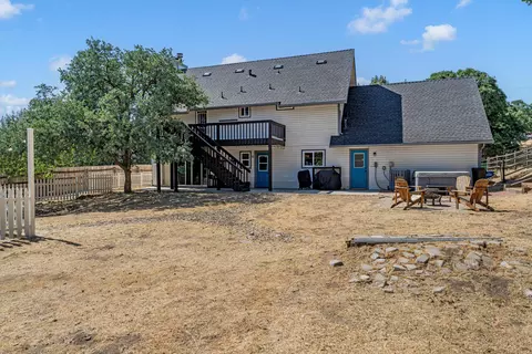 Exterior - 21313 Carriage Dr, Tehachapi, CA 93561 photo 8 of 11