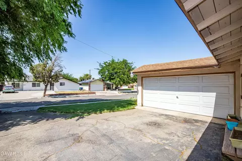 Exterior - 632 Oldfield St E, Lancaster, CA 93535 photo 5 of 11