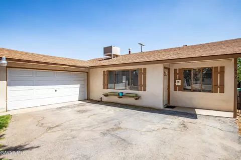Exterior - 632 Oldfield St E, Lancaster, CA 93535 photo 4 of 11