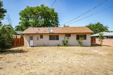 Exterior - 632 Oldfield St E, Lancaster, CA 93535 photo 9 of 11
