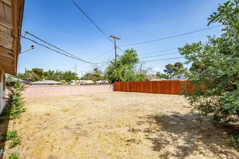 Exterior - 632 Oldfield St E, Lancaster, CA 93535 photo 6 of 11