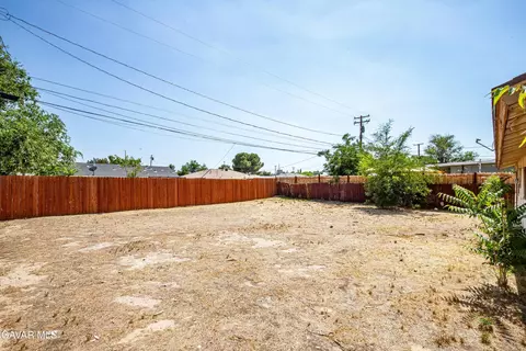 Exterior - 632 Oldfield St E, Lancaster, CA 93535 photo 7 of 11