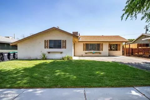 Exterior - 632 Oldfield St E, Lancaster, CA 93535 photo 2 of 11