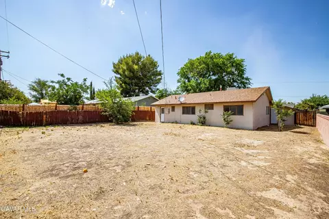 Exterior - 632 Oldfield St E, Lancaster, CA 93535 photo 8 of 11