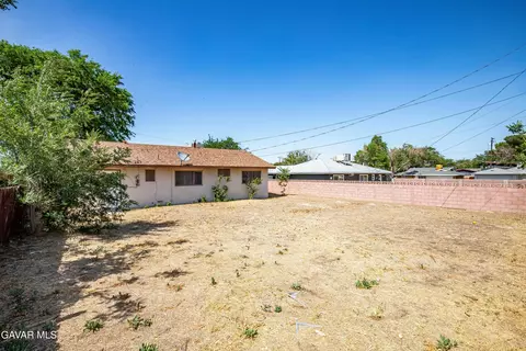 Exterior - 632 Oldfield St E, Lancaster, CA 93535 photo 10 of 11