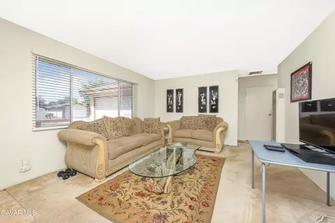 Living - 632 Oldfield St E, Lancaster, CA 93535 photo 1 of 2