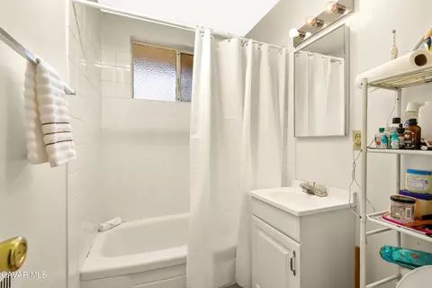 Bath - 632 Oldfield St E, Lancaster, CA 93535 photo 1 of 1