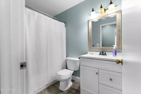 Bath - 18120 Bold Venture Dr, Tehachapi, CA 93561 photo 1 of 2