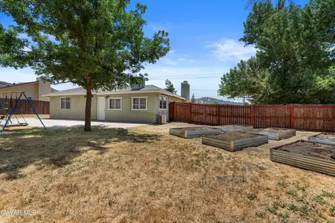 Exterior - 18120 Bold Venture Dr, Tehachapi, CA 93561 photo 4 of 5