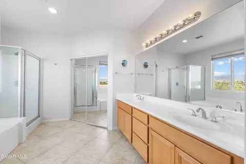Bath - 4604 Trojan Ct, Lancaster, CA 93536 photo 2 of 4