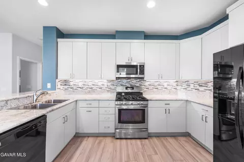 Kitchen - 4604 Trojan Ct, Lancaster, CA 93536 photo 5 of 6