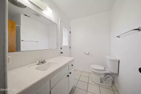 Bath - 500 Oakwood St, Tehachapi, CA 93561 photo 2 of 3