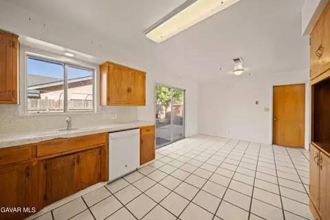 Kitchen - 500 Oakwood St, Tehachapi, CA 93561 photo 4 of 5