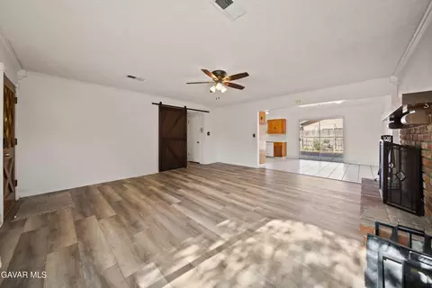 Living - 500 Oakwood St, Tehachapi, CA 93561 photo 4 of 5
