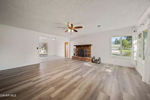 Living - 500 Oakwood St, Tehachapi, CA 93561 photo 2 of 5