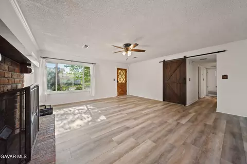 Living - 500 Oakwood St, Tehachapi, CA 93561 photo 5 of 5