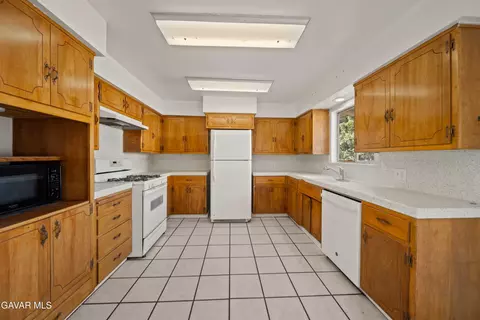 Kitchen - 500 Oakwood St, Tehachapi, CA 93561 photo 2 of 5